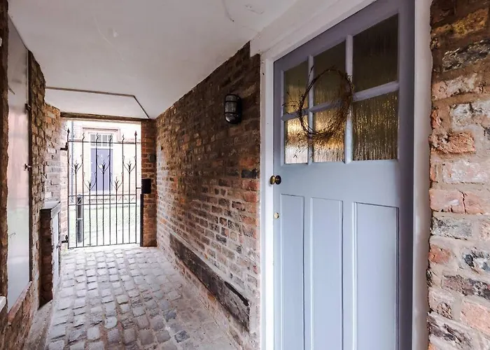 Rustic Chester Cottage Near Shops & Terrace